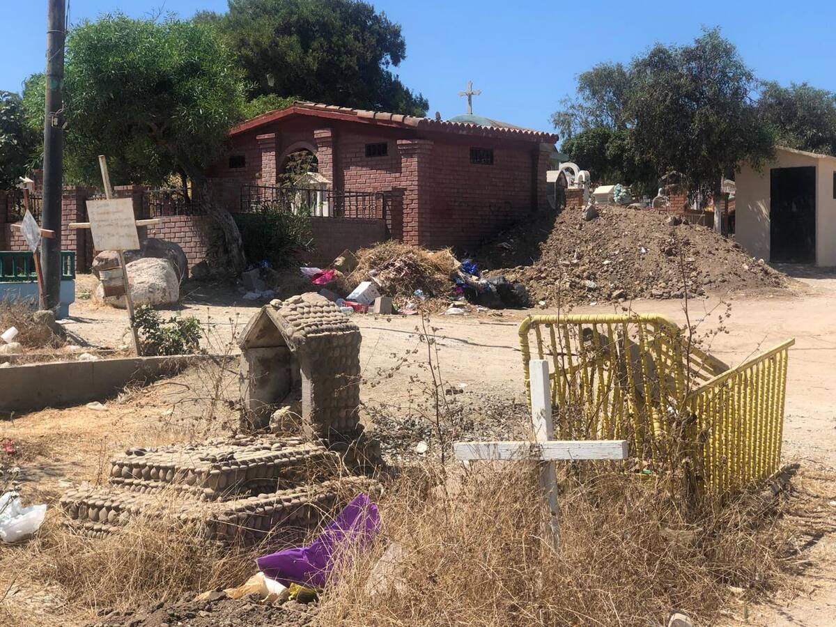 Basura y hierba seca inunda el panteón municipal de Rosarito.