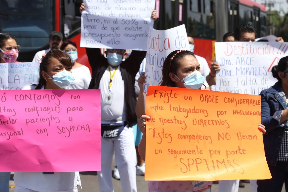 Médicos del hospital La Raza acusan robo de insumos; IMSS les dice que 'sí hay'