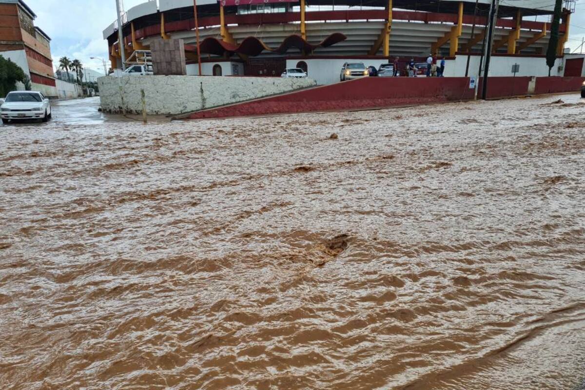 Fuerte lluvia en Nogales hace crecer arroyos