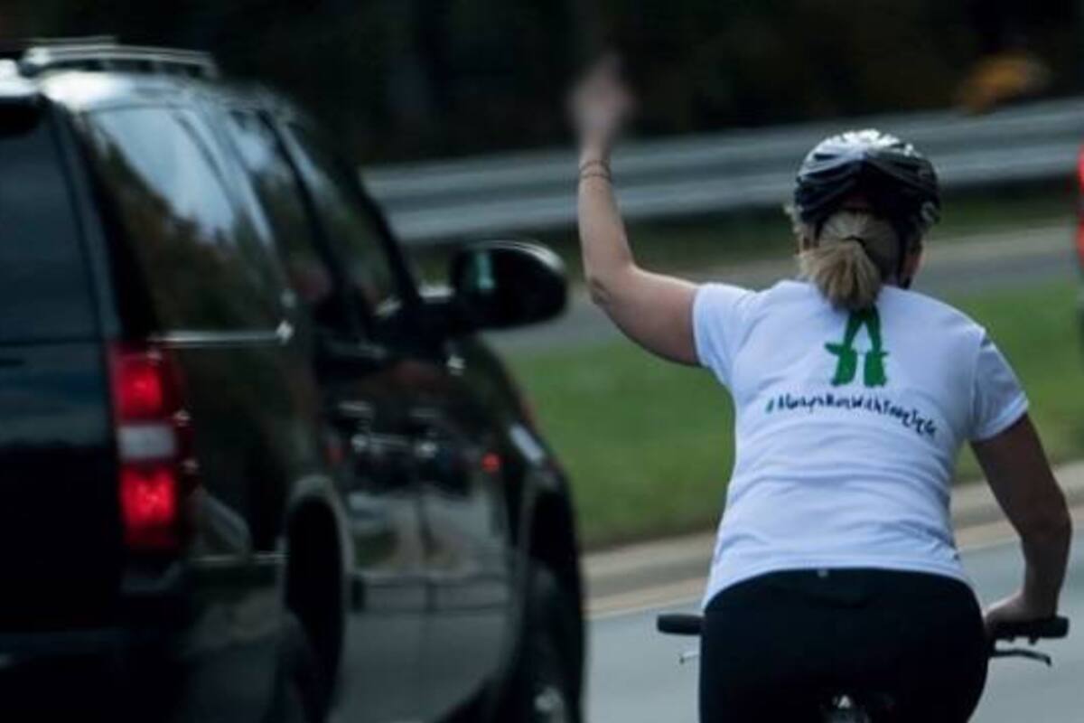 Mujer que hizo seña obscena a Trump gana elecciones en Virginia