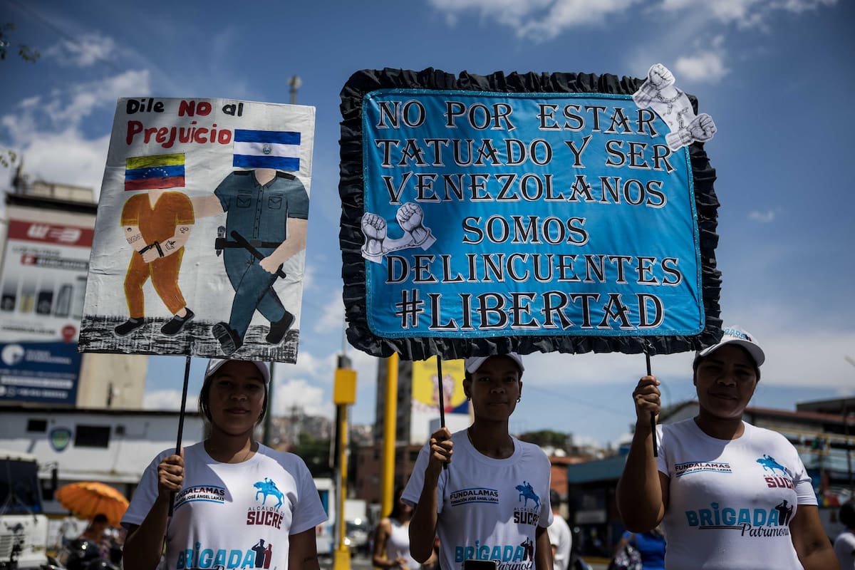 Personas participan en la recolección de firmas en apoyo a sus compatriotas migrantes deportados desde Estados Unidos a El Salvador este viernes, en Caracas (Venezuela).