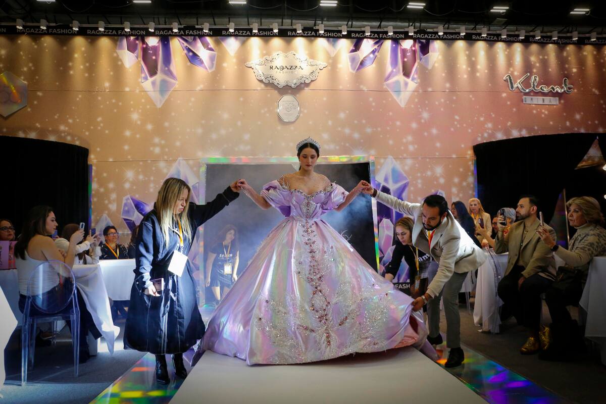 Modelo luce una prenda durante la develación del vestido 'Legacy' de Ragazza Fashion y colaboración con la marca de joyería Swarovski hoy, en la ciudad de Guadalajara, Jalisco (México). EFE/Francisco Guasco