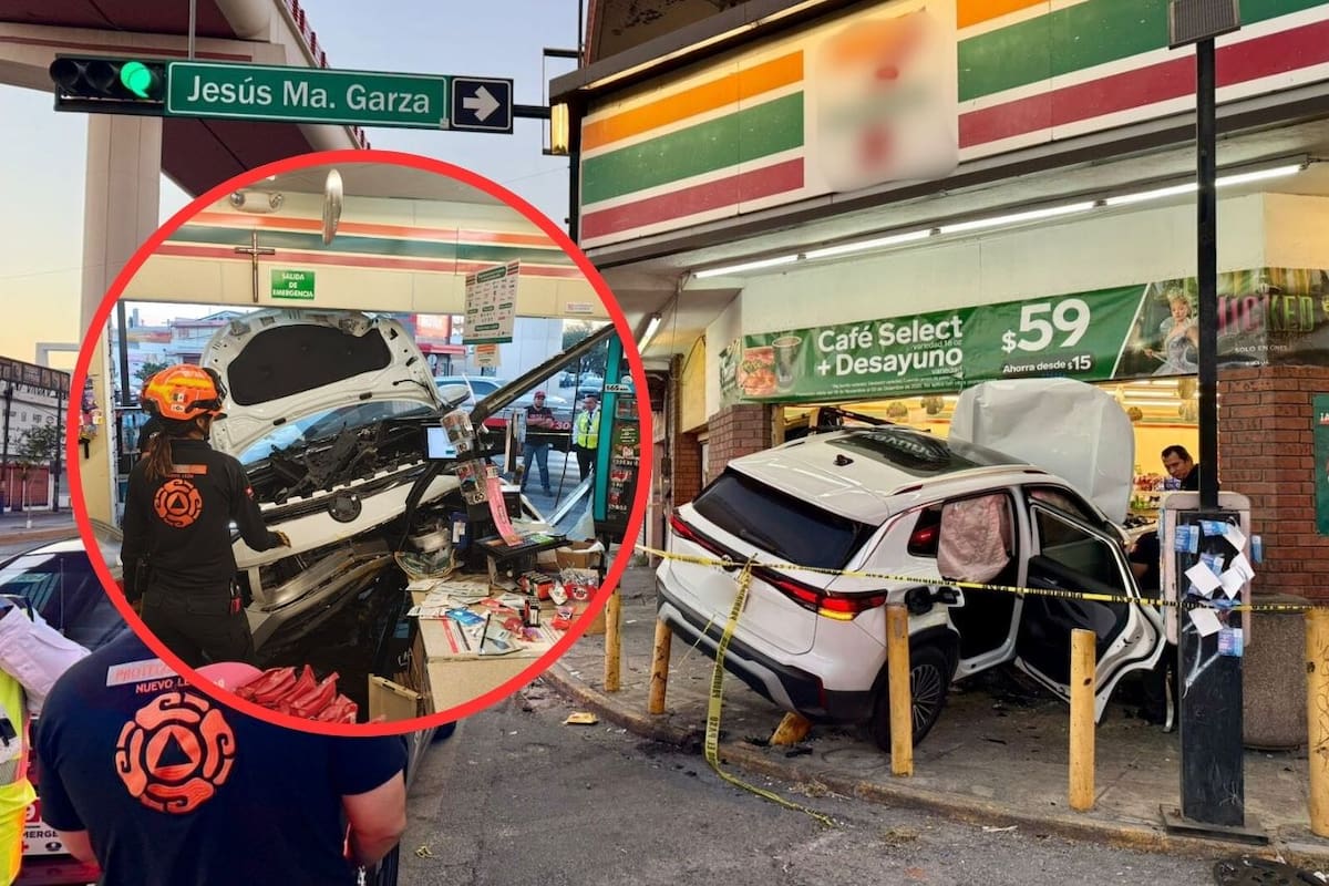 Vehículo termina al interior de una tienda de conveniencia en Monterrey tras intentar evitar choque contra otro automóvil