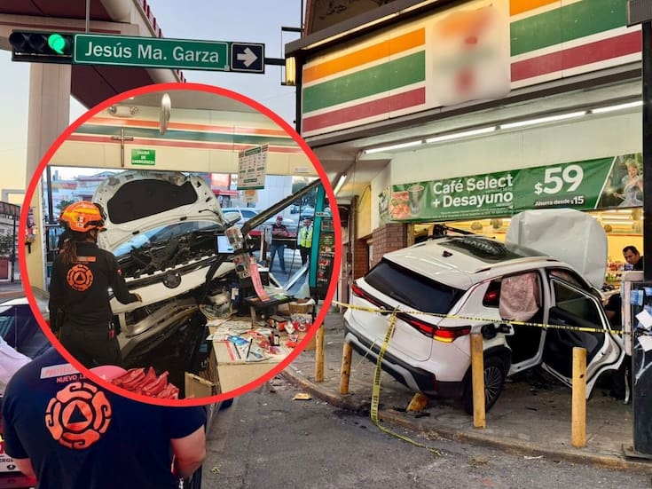 Vehículo termina al interior de una tienda de conveniencia en Monterrey tras intentar evitar choque contra otro automóvil