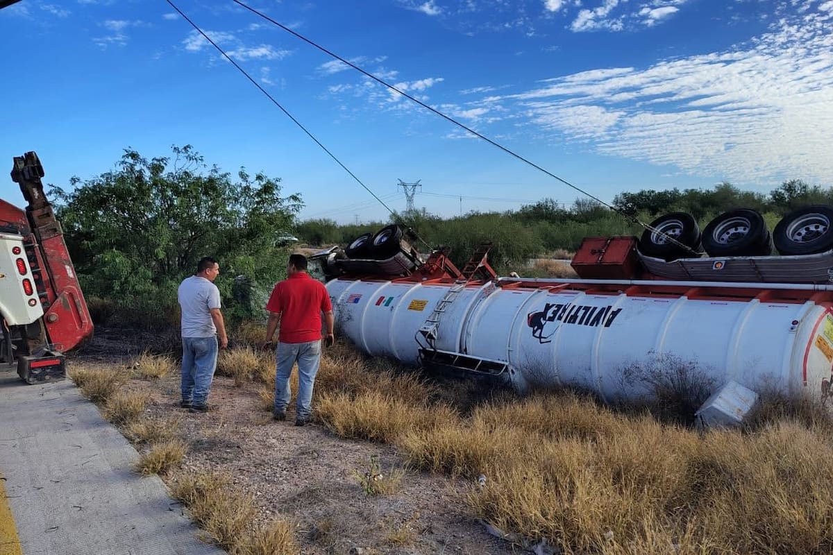 Vuelca pipa con combustible en Navojoa