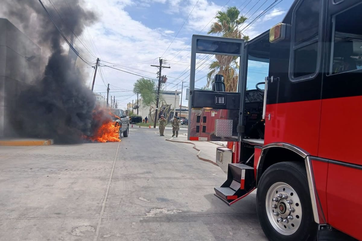 Se incendia camioneta mientras esperaba en un autoservicio de San Luis Río Colorado