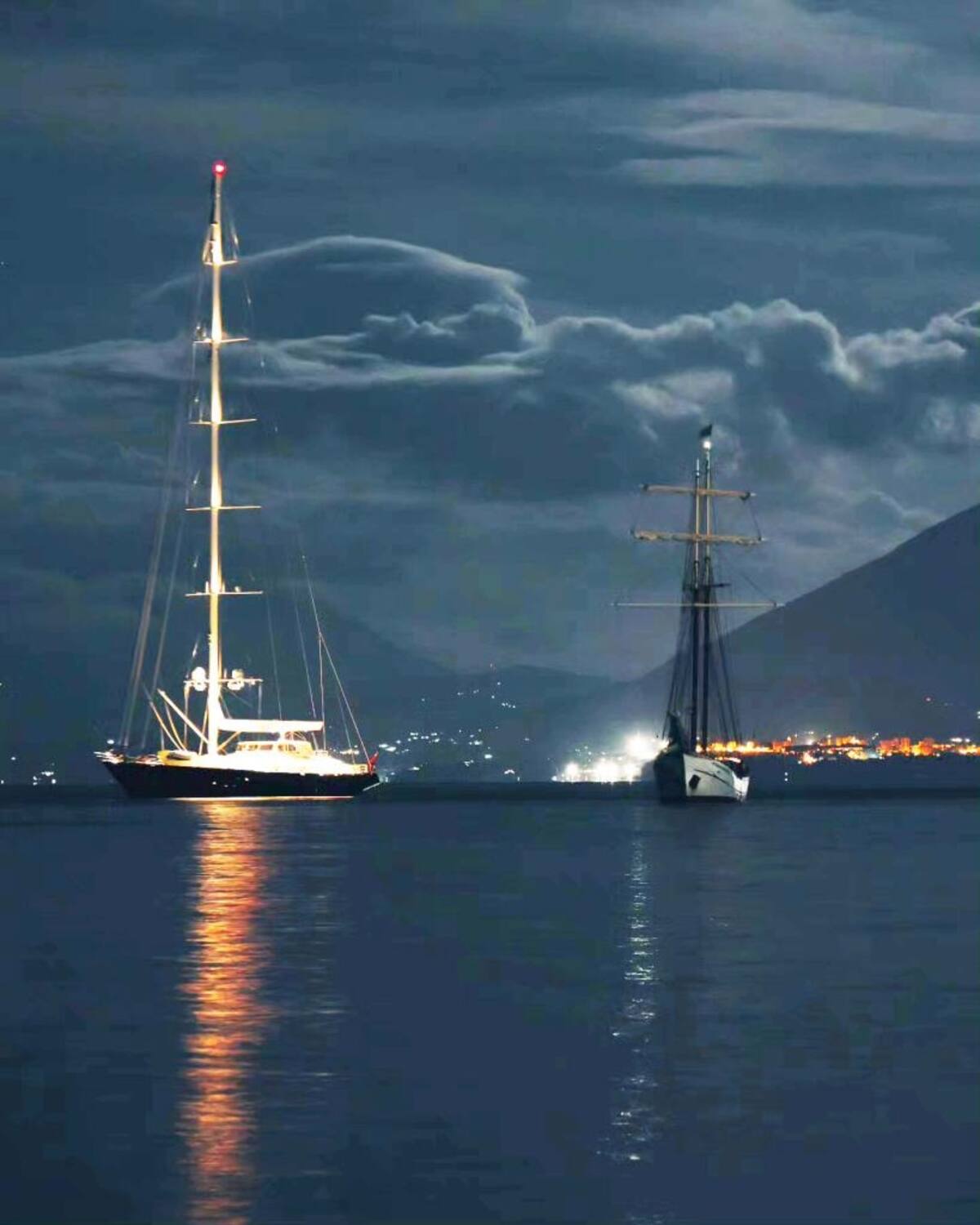 Así lucía el barco el domingo 19 de agosto del 2024, alrededor de las 10 p.m. en Porticello. | Crédito: Facebook/BAIA Santa Nicolicchia