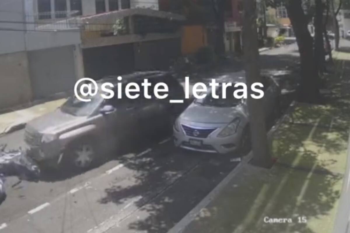 VIDEO: Un conductor atropella a tres ladrones que huían en moto en CDMX