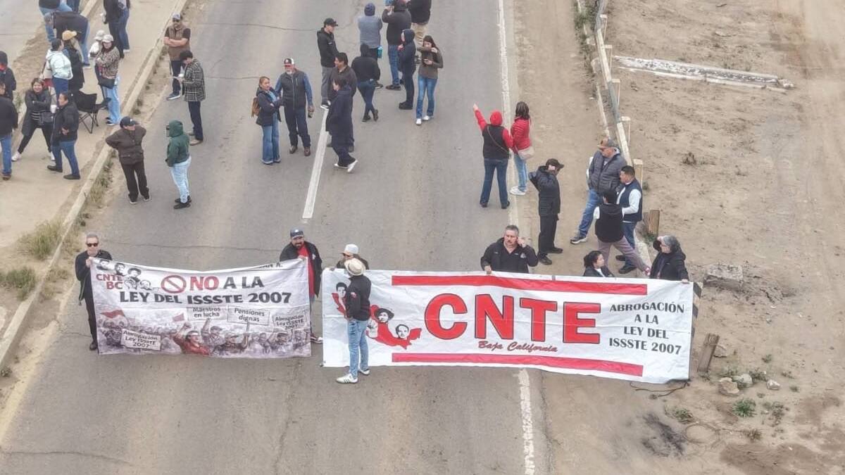 Maestros del CNTE anuncian bloqueo en la carretera de San Quintín