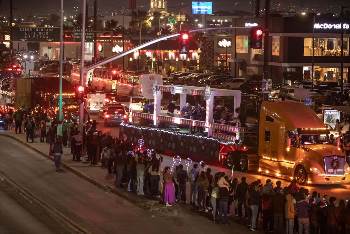 El bulevar Insurgentes se llenó de luces, música y familias durante la caravana navideña que recorrió esta vialidad y concluyó en el Parque Morelos. Foto: Border Zoom
