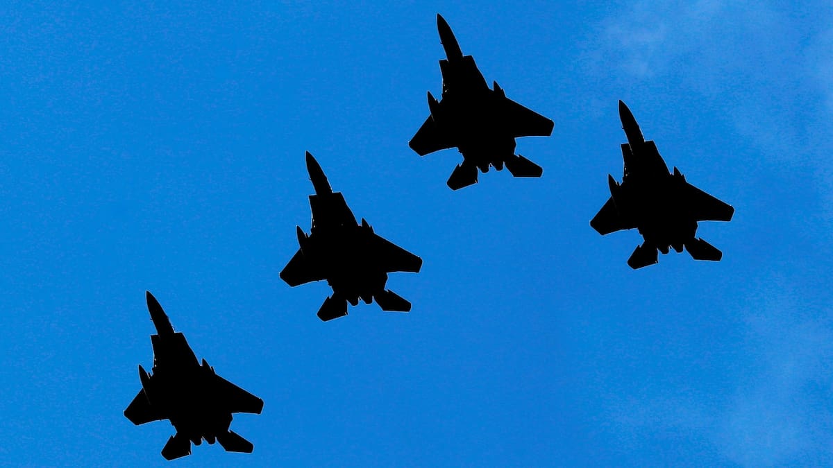 El F-15, pieza clave del poder aéreo estadounidense, fue señalado en reportes iraníes de ataque, aunque Washington asegura que no ha sufrido pérdidas. /Reuters