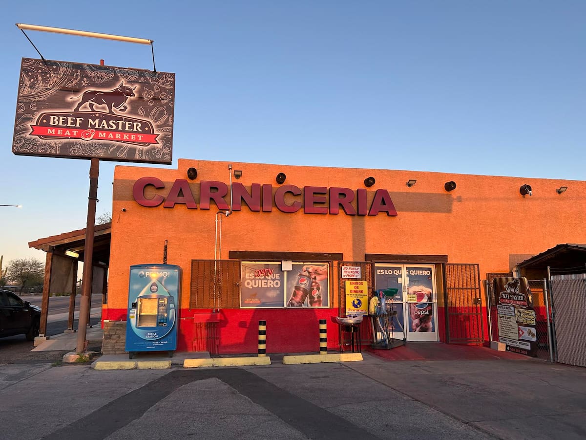 Fotografía de la fachada del Mercado Beef Master Meat este 24 de marzo de 2025, en la ciudad de Tucson, Arizona (EE.UU.). EFE/ María León