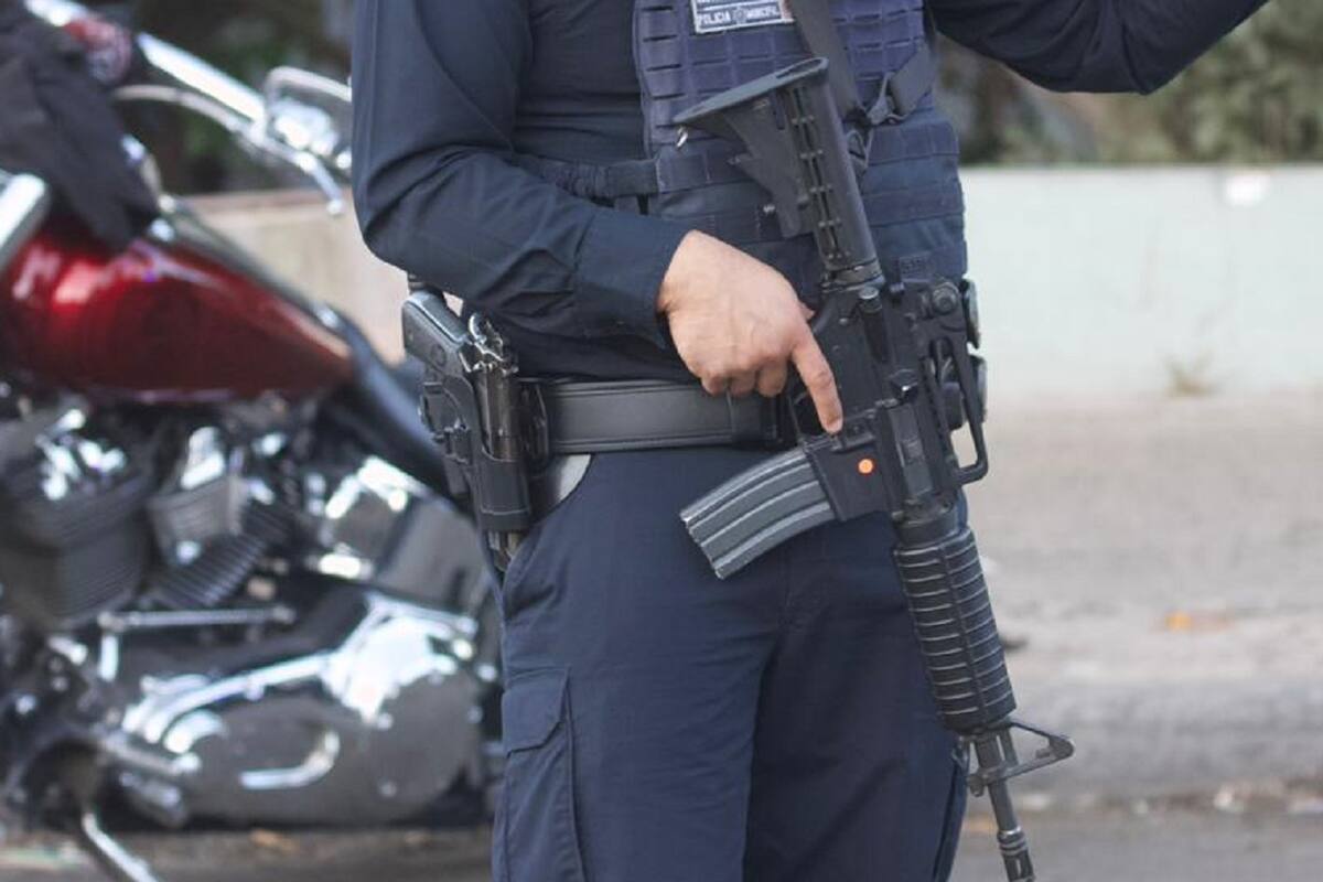 Exigen policías se les permitan portar armas después de su jornada y mejores condiciones laborales