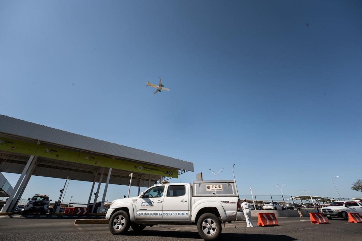 Dos hombres llegaron heridos de bala al Aeropuerto de Tijuana; uno murió y el otro fue trasladado a un hospital en condición grave. Foto: Cortesía / Border Zoom