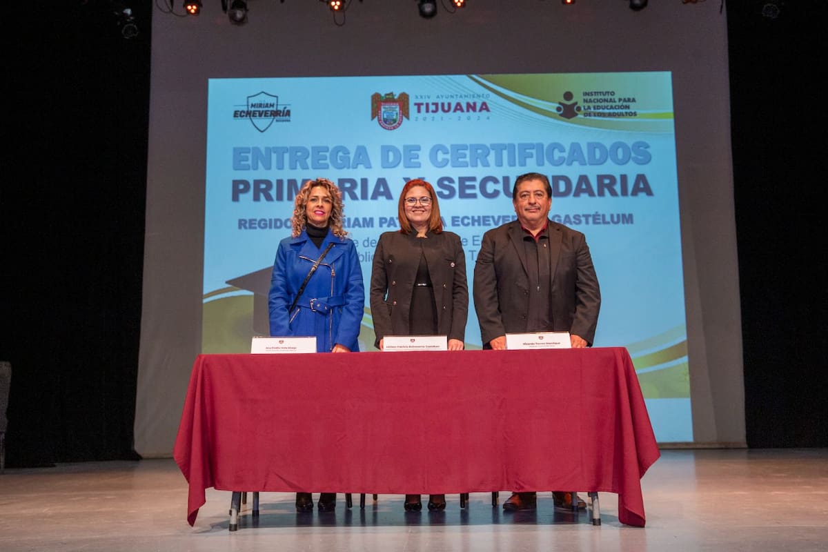 Entregan certificados a personas tras acreditación del INEA