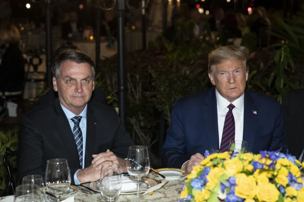 El presidente Donald Trump, a la derecha, se sienta junto al presidente brasileño Jair Bolsonaro durante una cena en Mar-a-Lago en Palm Beach, Florida, el 7 de marzo de 2020. | Crédito: AP/Alex Brandon, Archivo