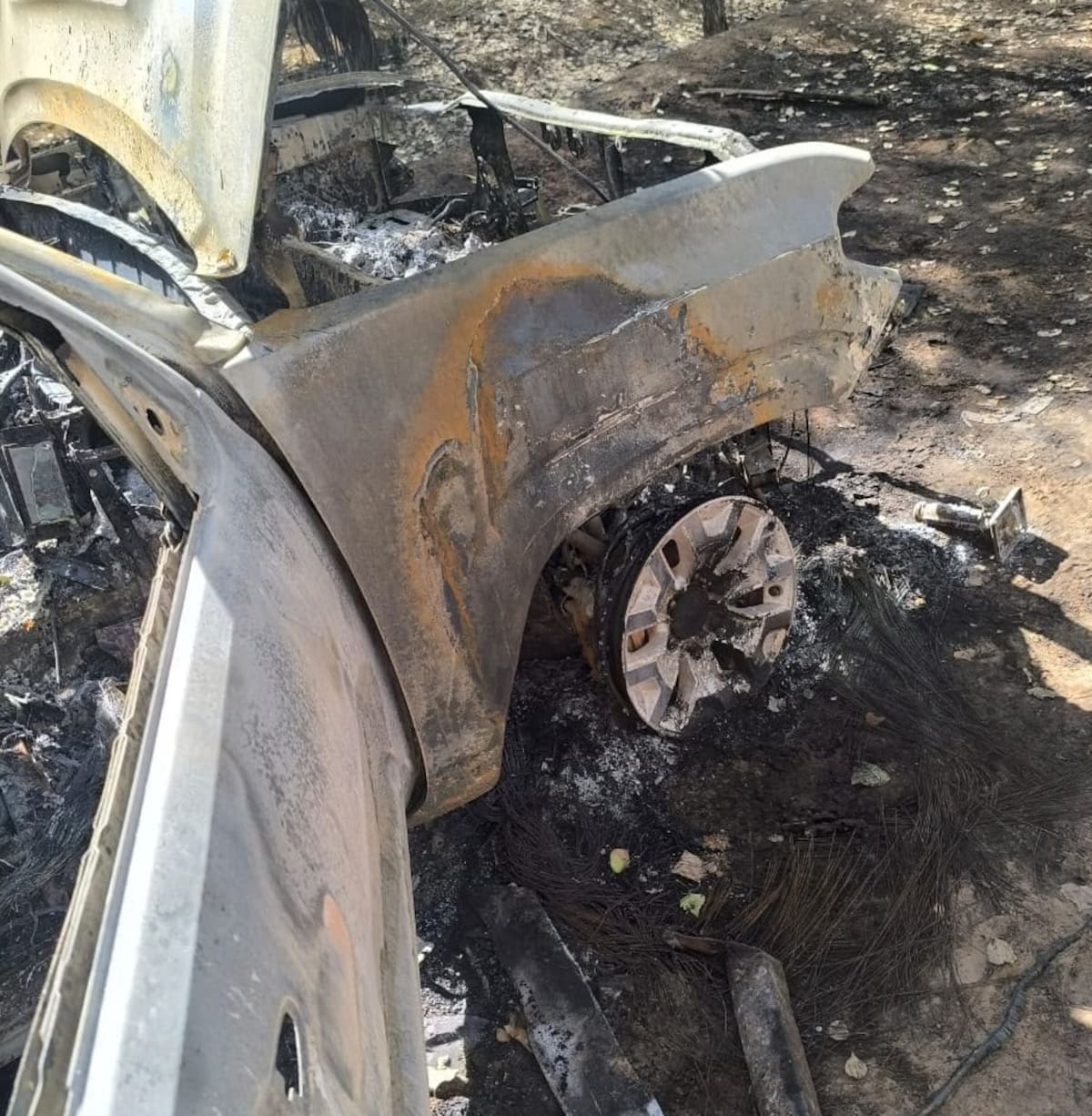 La pickup de Justo Martín Rodríguez Heras fue localizada completamente calcinada en la reserva ambiental de Pronatura, en el poblado Miguel Alemán, en el Valle de Mexicali. Foto: Cortesía.