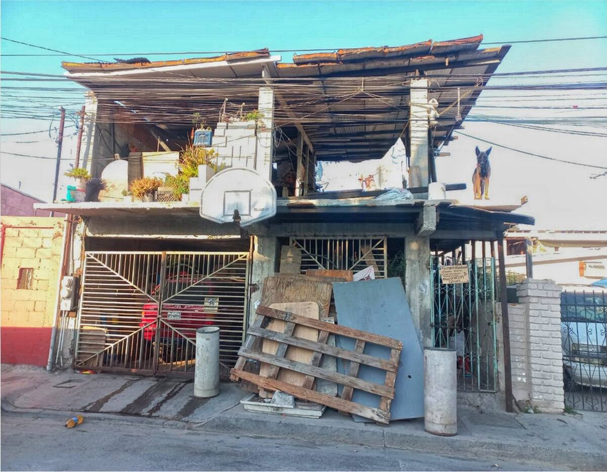 La vivienda donde se realizó el cateo se ubica sobre la calle Julián Carrillo, colonia Nueva Tijuana.