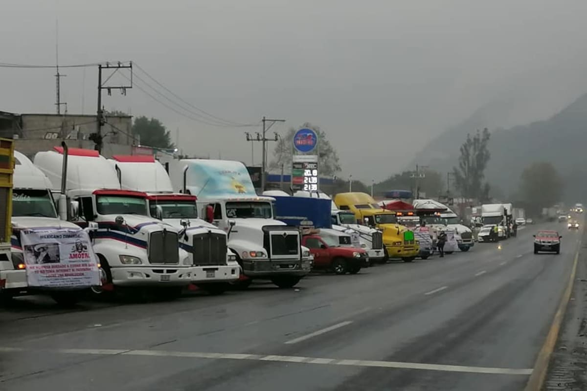 Transportistas bloquean carreteras en cuatro estados: Exigen seguridad y apoyos por pandemia