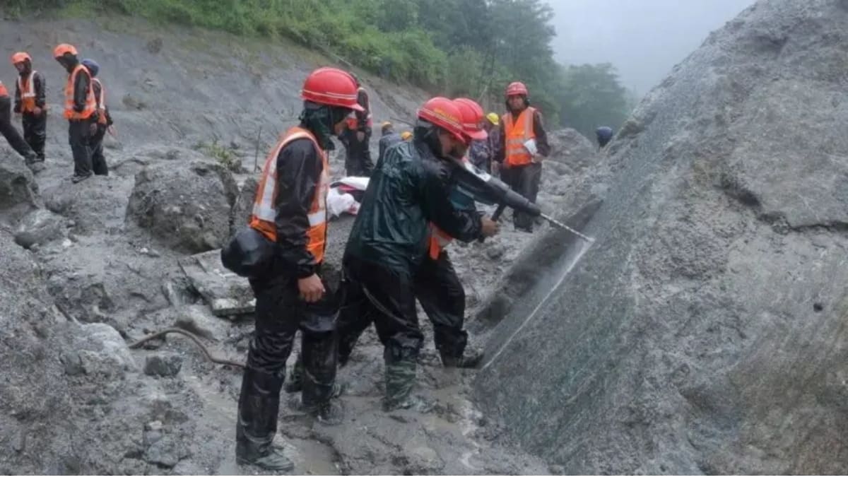 Los equipos de emergencia buscan recuperar los accesos a túneles de hasta 10 kilómetros, mientras intentan localizar a trabajadores que podrían continuar con vida bajo las montañas. (REUTERS)