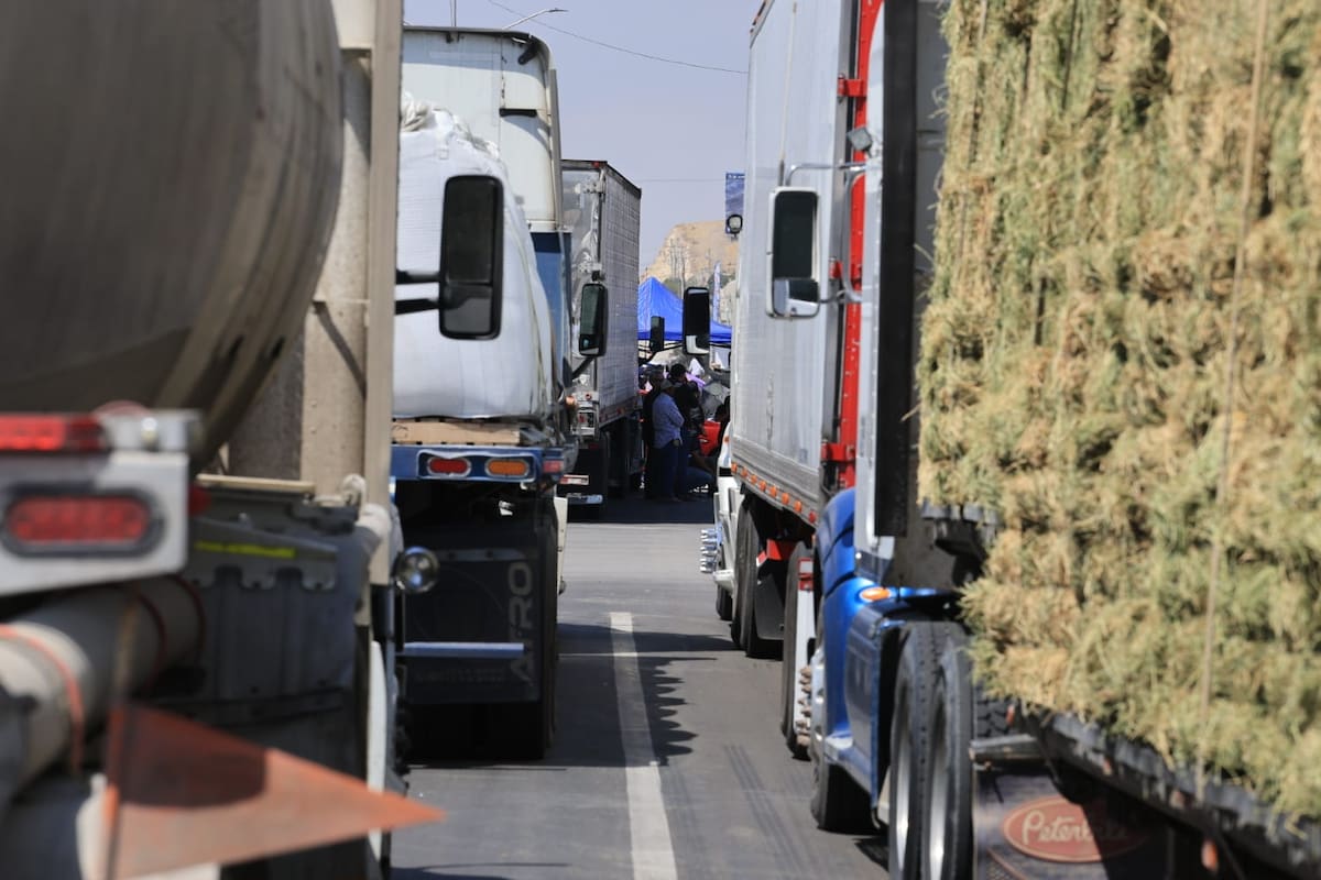 Maestros de la CNTE y residentes de Maclovio Rojas mantienen bloqueada la carretera libre Tijuana-Tecate, afectando a miles de automovilistas y al transporte de carga. Foto: Sergio Ortiz