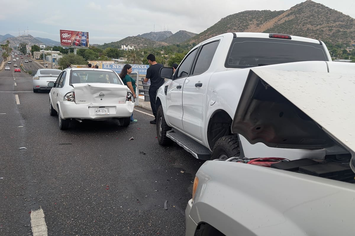 Tres choques múltiples en bulevar Vildósola y Rosales no dejaron heridos