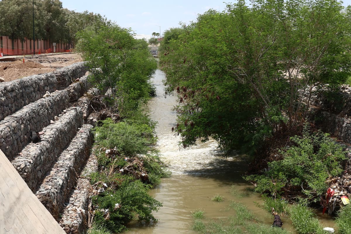 Desvían aguas negras hacia canal de las graveras por socavón en Quintero Arce; malos olores afectan acceso a Villa Toscana