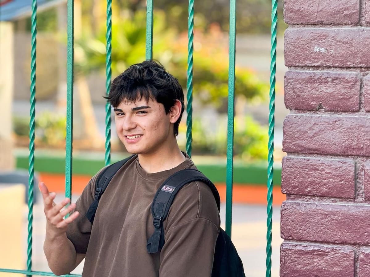 Un joven que se identifica como Therian acudió al lugar tras una convocatoria en redes sociales; el acceso fue cerrado y no hubo reunión. Foto: Border Zoom