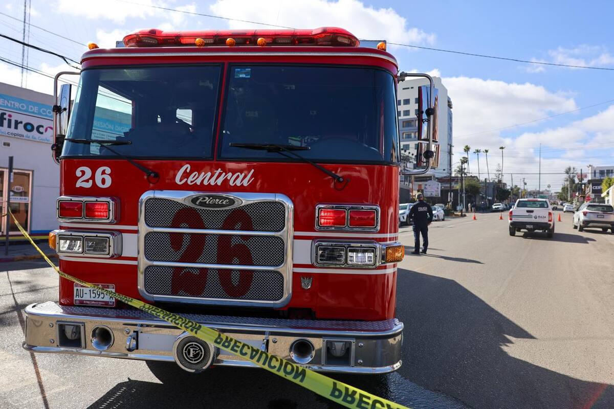 Diez elementos de Bomberos Tijuana acudieron a la zona.