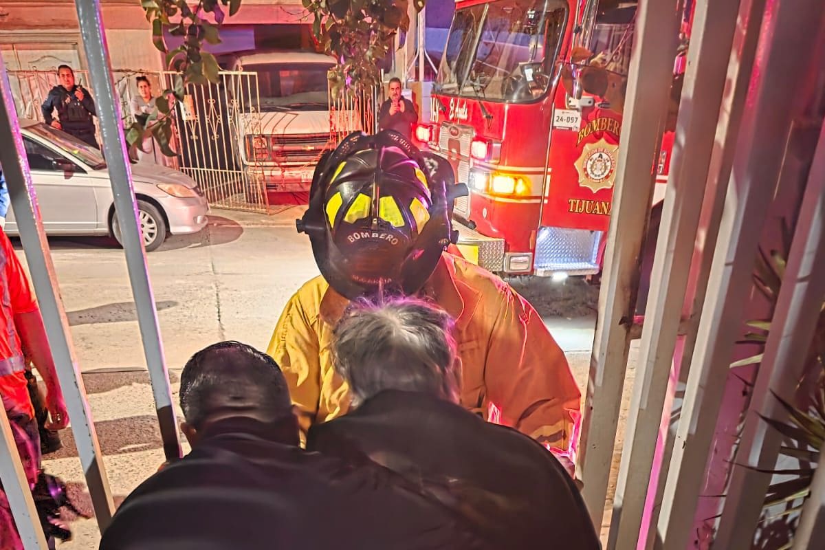 Rescata Bomberos de Tijuana a adulto mayor de incendio en Campestre Murua