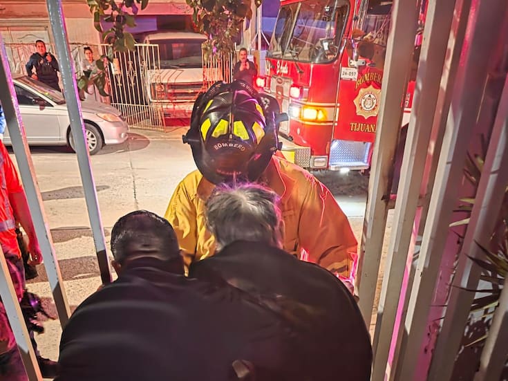 Rescata Bomberos de Tijuana a adulto mayor de incendio en Campestre Murua