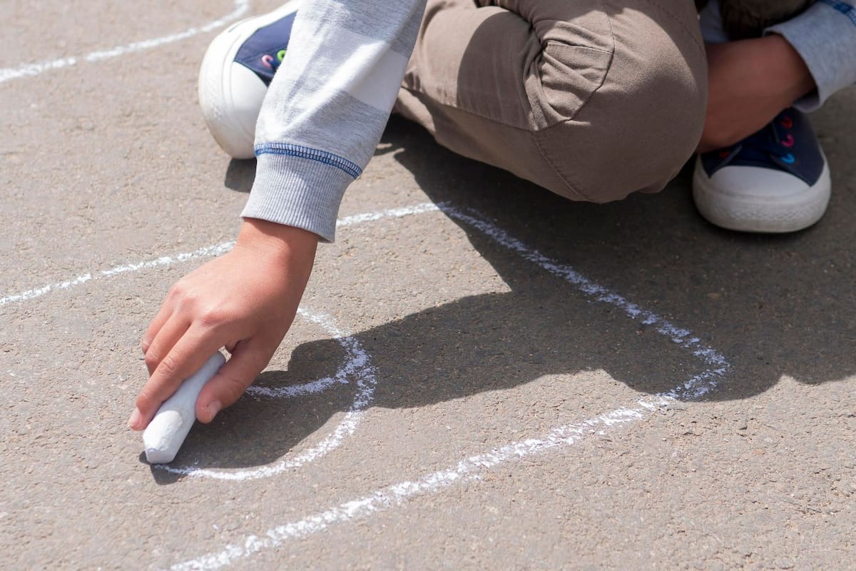 La ciencia confirma que jugar en la calle es un entrenamiento psicológico vital y que su extinción reduce hasta 14% la salud mental infantil, mermando la autonomía y la capacidad de resolver conflictos