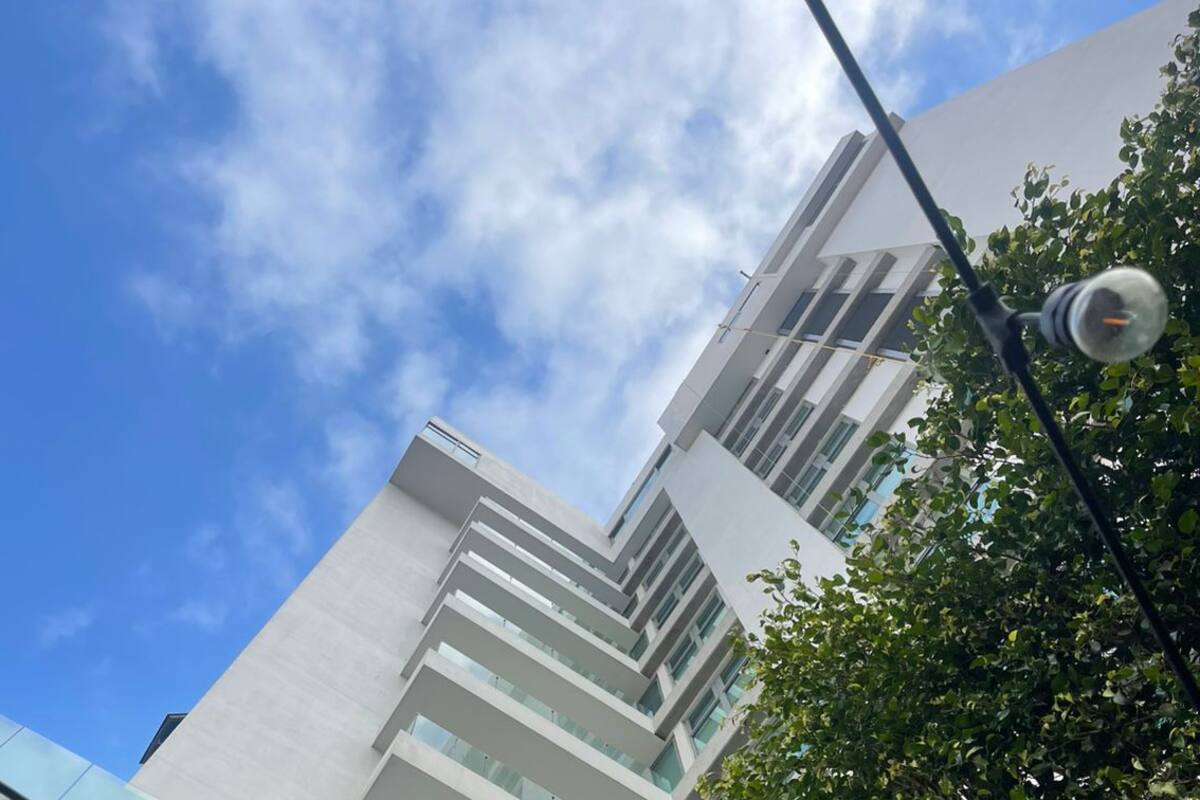 Trabajador cae desde el piso 13 de un edificio