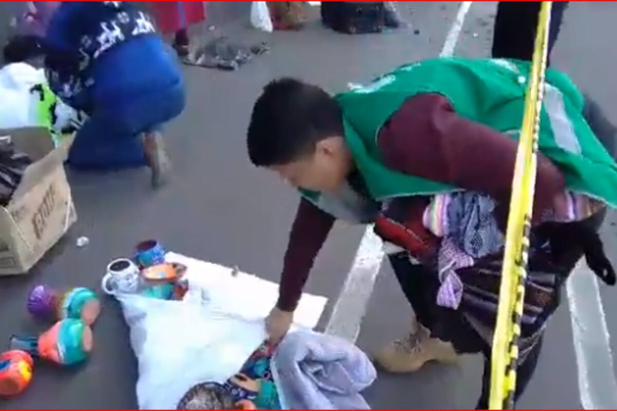 Retiran mercancía que vendían indígenas en el Zócalo de la CDMX