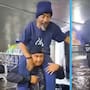 Policía de la CDMX carga en hombros a conductor de pipa atrapado en inundación de Tlalpan