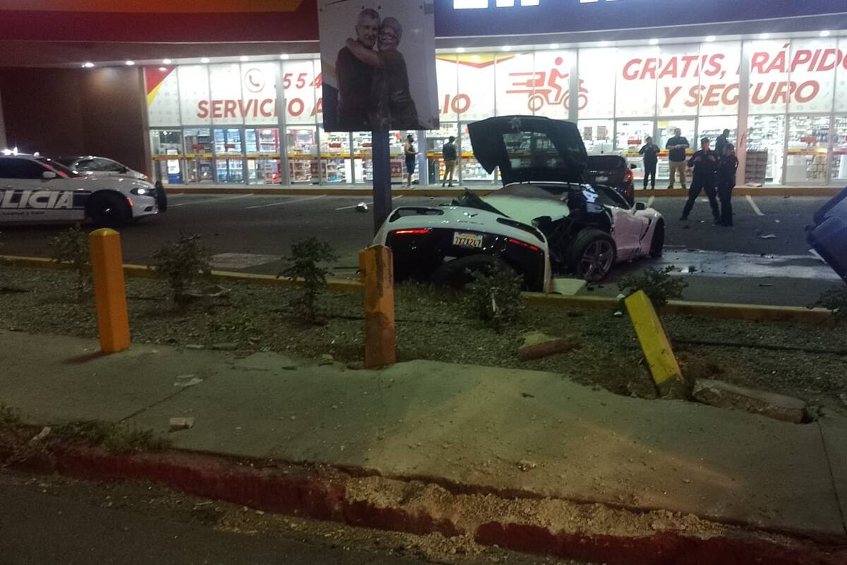 Destroza su Corvette en glorieta de Lázaro Cárdenas