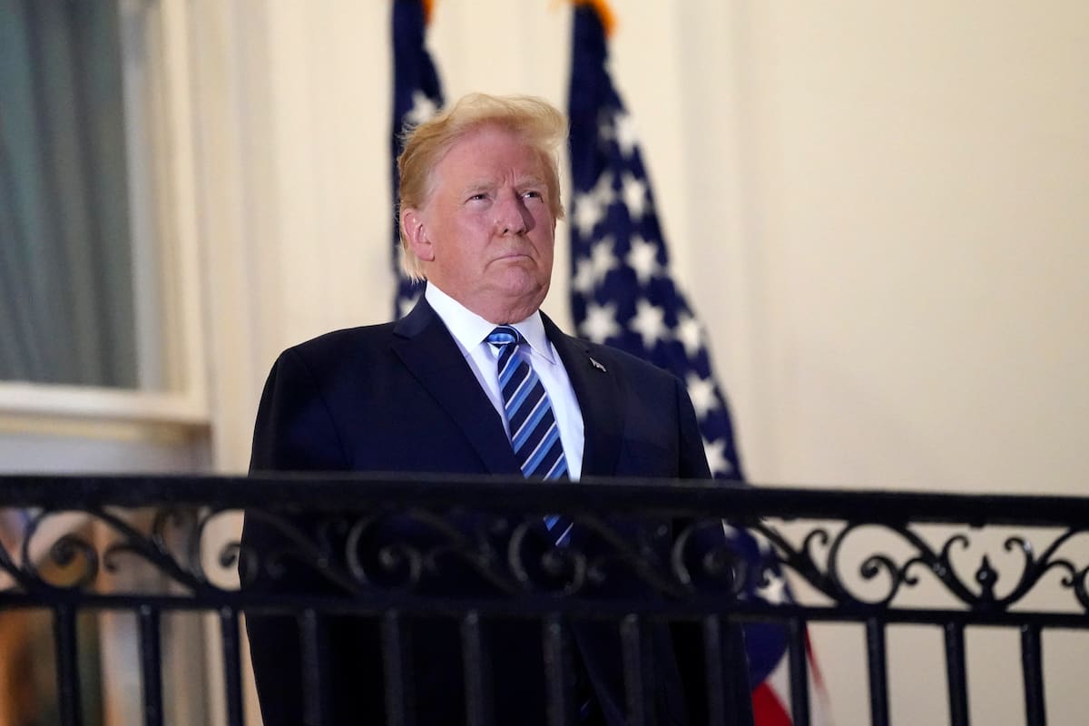 El presidente Donald Trump de pie en un balcón de la Casa Blanca, el lunes 5 de octubre de 2020, en Washington. (AP Foto/Alex Brandon)