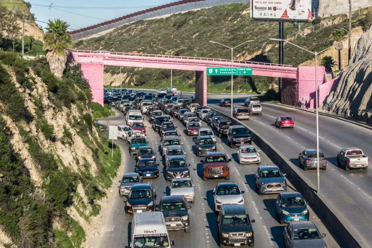 Doble choque ocasiona tráfico en prolongación de la calle Segunda