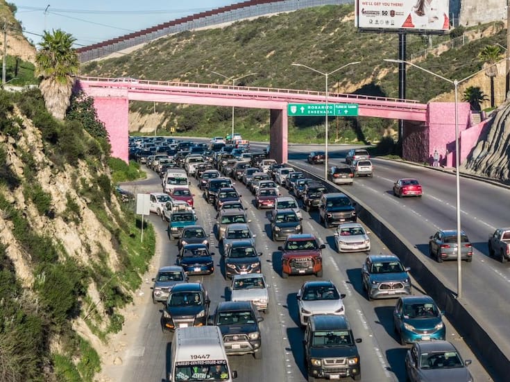 Doble choque ocasiona tráfico en prolongación de la calle Segunda