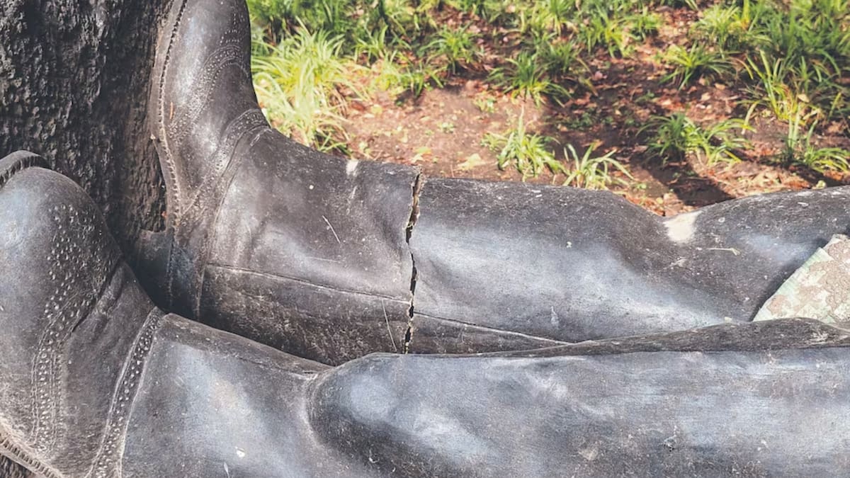 La estatua de Felipe Calderón permanece en el suelo en Los Pinos desde que cayó tras una tormenta en 2025. /El Universal