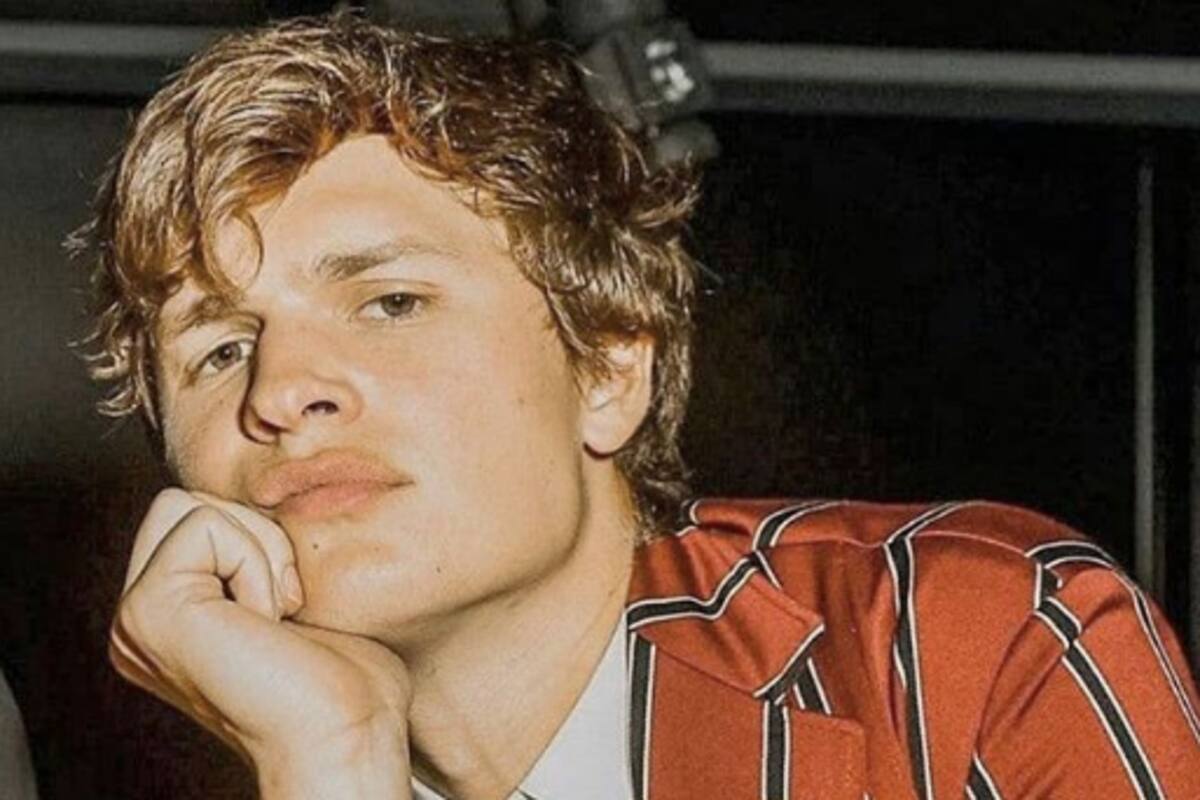 Ansel Elgort se desnuda para ayudar a los médicos que luchan contra en COVID-19