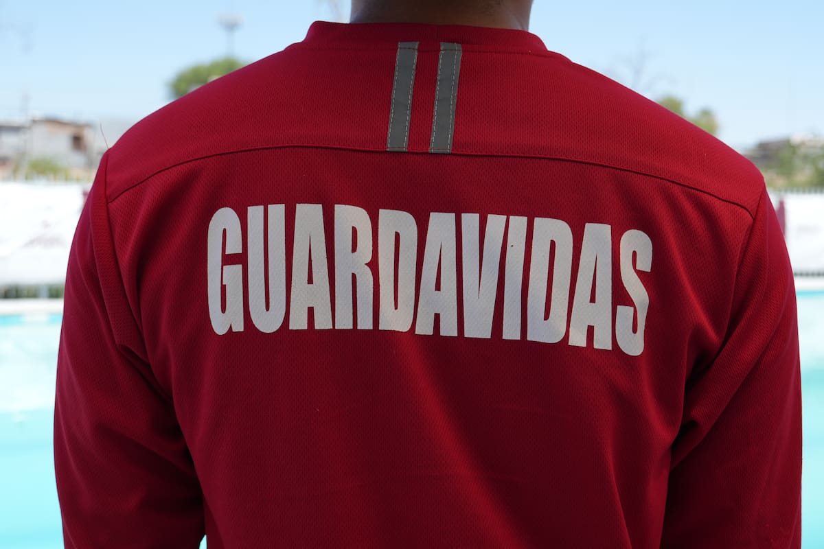 Aprovecha sus vacaciones para aprender a salvar vidas; joven protege a familias durante su primer verano en albercas públicas