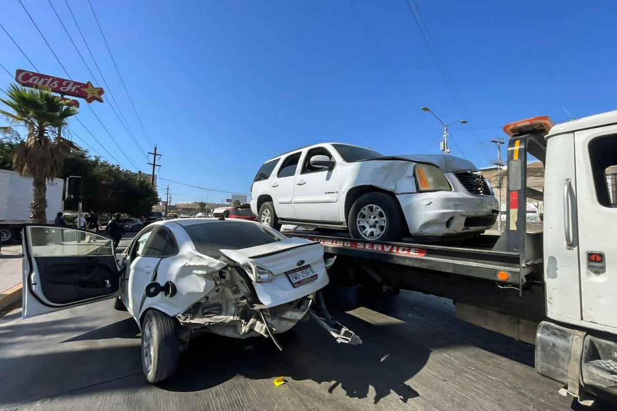 Persecución de la FESC termina en choque múltiple en bulevar Clouthier de Tijuana; reportan dos personas lesionadas