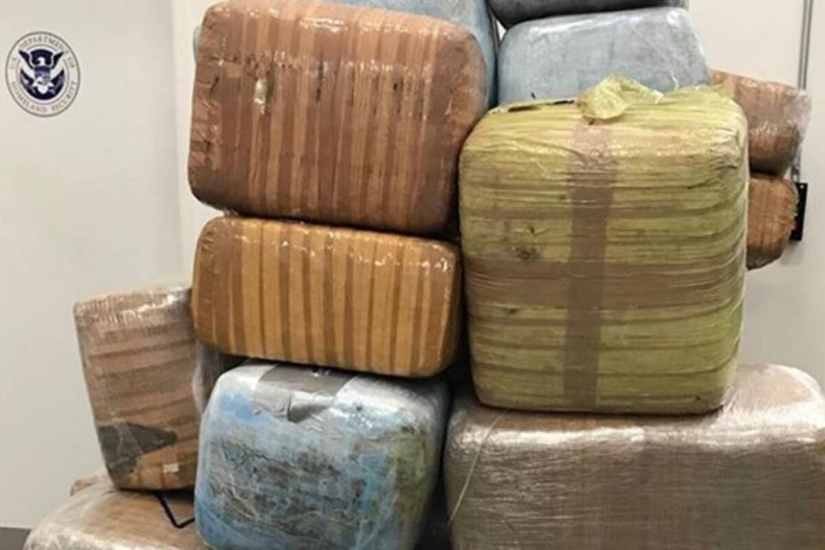 Hallan flotando 590 kilos de mariguana en el océano en California