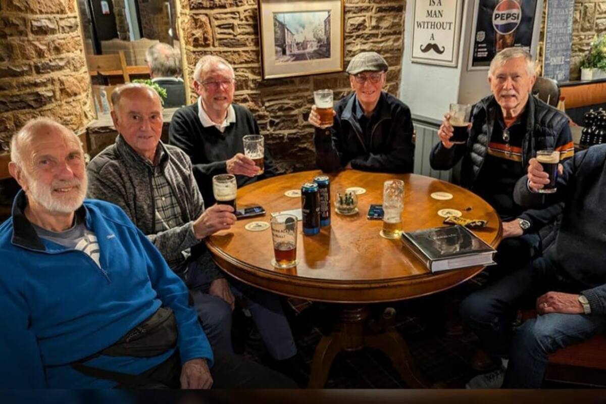 Los seis amigos que llevan 56 años reuniéndose todos los jueves para una cerveza