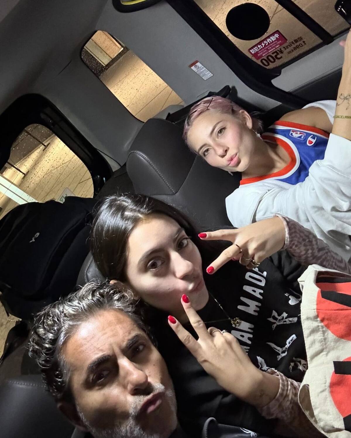 Raul Araiza junto a sus hijas