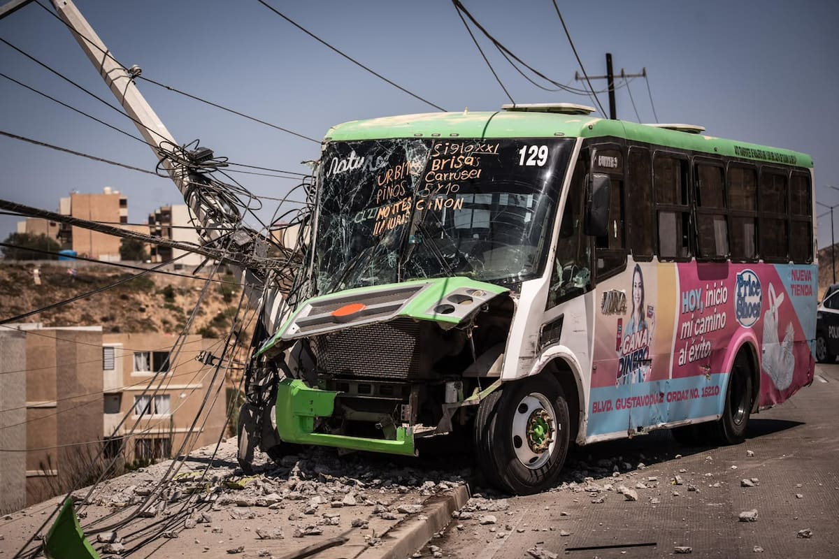 Camión de transporte público choca en Natura; derriba poste de CFE y deja sin luz a vecinos