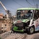 Camión de transporte público choca en Natura; derriba poste de CFE y deja sin luz a vecinos