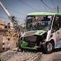 Camión de transporte público choca en Natura; derriba poste de CFE y deja sin luz a vecinos