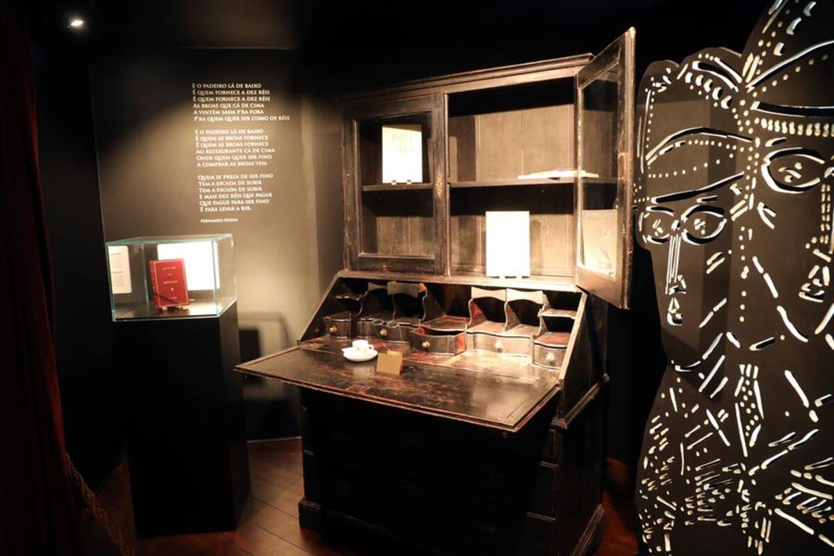 Exhiben el último escritorio del poeta Fernando Pessoa